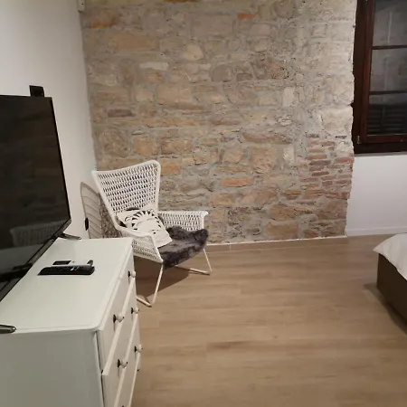 Apartvilla Castropola 公寓